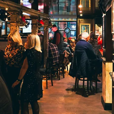 Mary Mullen's Eyre Square. 3* غالواي