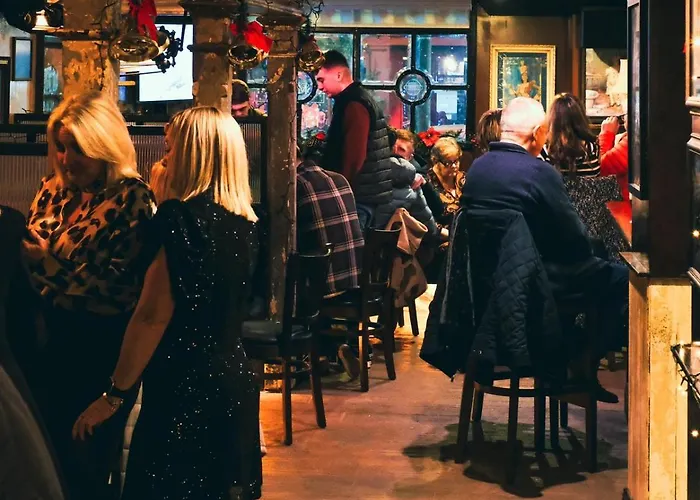 Mary Mullen's Eyre Square. 3* Голуэй