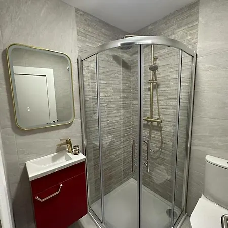 Mary Mullen's Eyre Square. 3* Galway